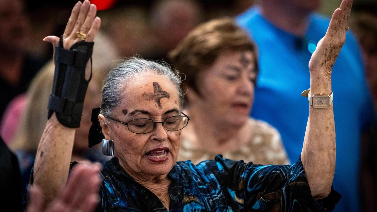 Antonia E. Noonan prays during Ash Wednesday at St. Anthony Church in Fort Lauderdale.