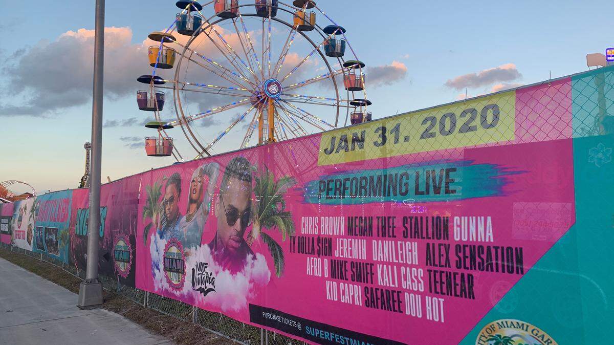 Una valla publicitaria afuera del SuperFest en Miami Gardens, en una imagen del 28 de enero de . Artistas del calibre de Cardi B y Migos se presentarán el fin de semana.