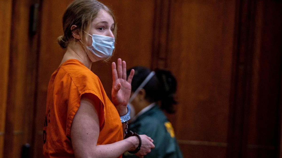 Courtney Clenney se despide de sus padres durante una audiencia en Miami el martes. Ella es la modelo de OnlyFans acusada de matar a su novio Christian Obumseli el 3 de abril en Miami.