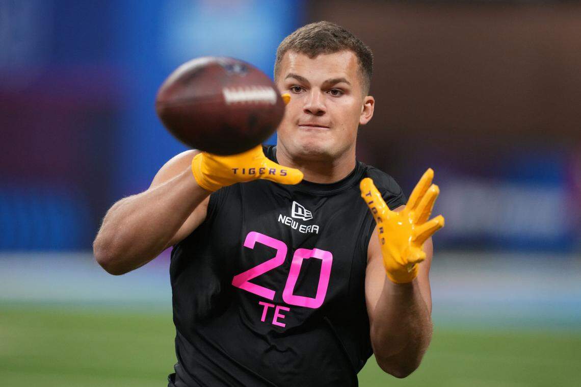 Feb 28, 2025; Indianapolis, IN, USA; LSU tight end Mason Taylor (TE20) during the 2025 NFL Scouting Combine at Lucas Oil Stadium. Mandatory Credit: Kirby Lee-Imagn Images
