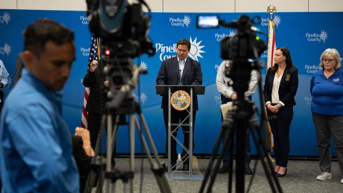 Mientras la Florida esperaba la llegada del huracán Ian, el gobernador Ron DeSantis dio una conferencia de prensa en el Centro de Operaciones de Emergencia del Condado Pinellas en Largo, el lunes 26 de septiembre de 2022.