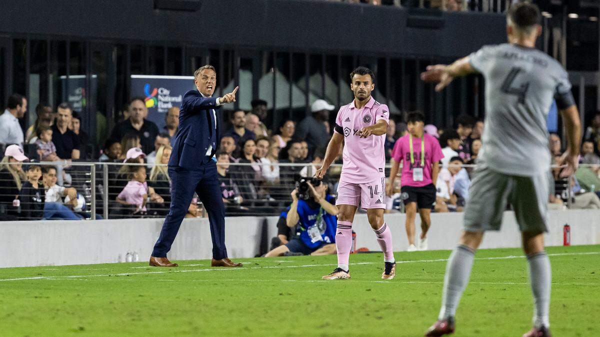El entrenador del Inter Miami, Phil Neville, junto a Coco Jean, imparte intrucciones a su equipo en el juego inaugural contra CF Montreal en el estadio DRV PNK, el sábado 25 de febrero de 2023 en Fort Lauderdale, Florida.
