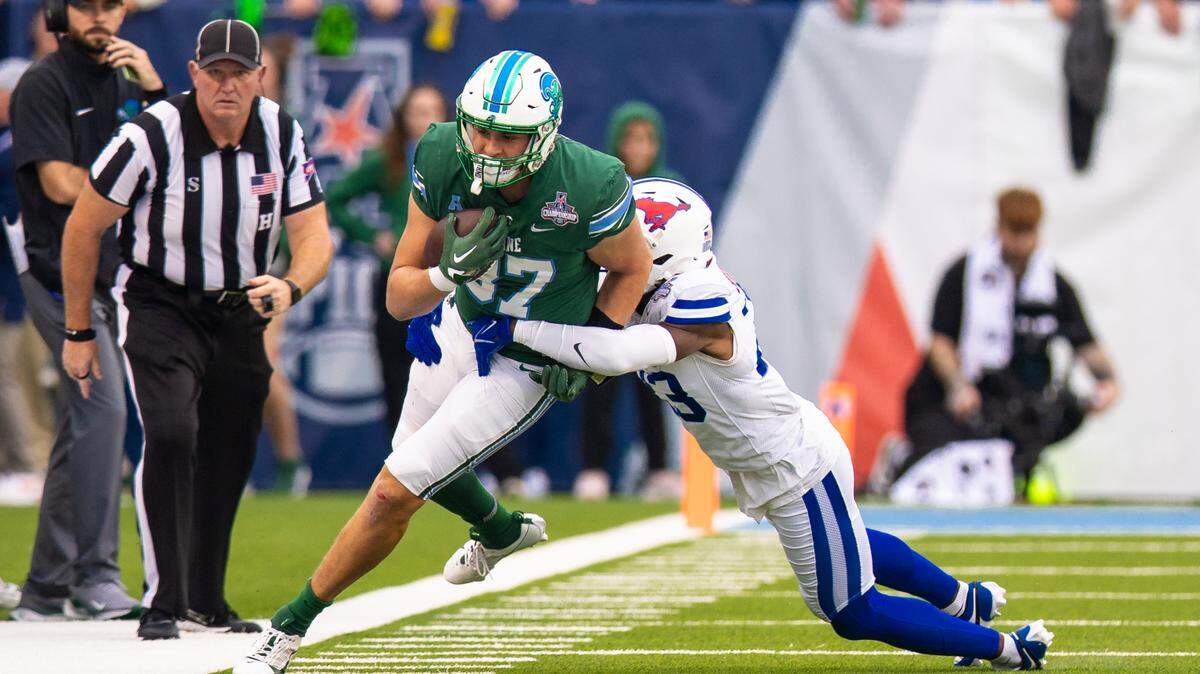 Dec 2, 2023; New Orleans, LA, USA; Tulane Green Wave tight end Alex Bauman (87) runs with the ball against Southern Methodist Mustangs safety Isaiah Nwokobia (23) during the first half at Yulman Stadium.
