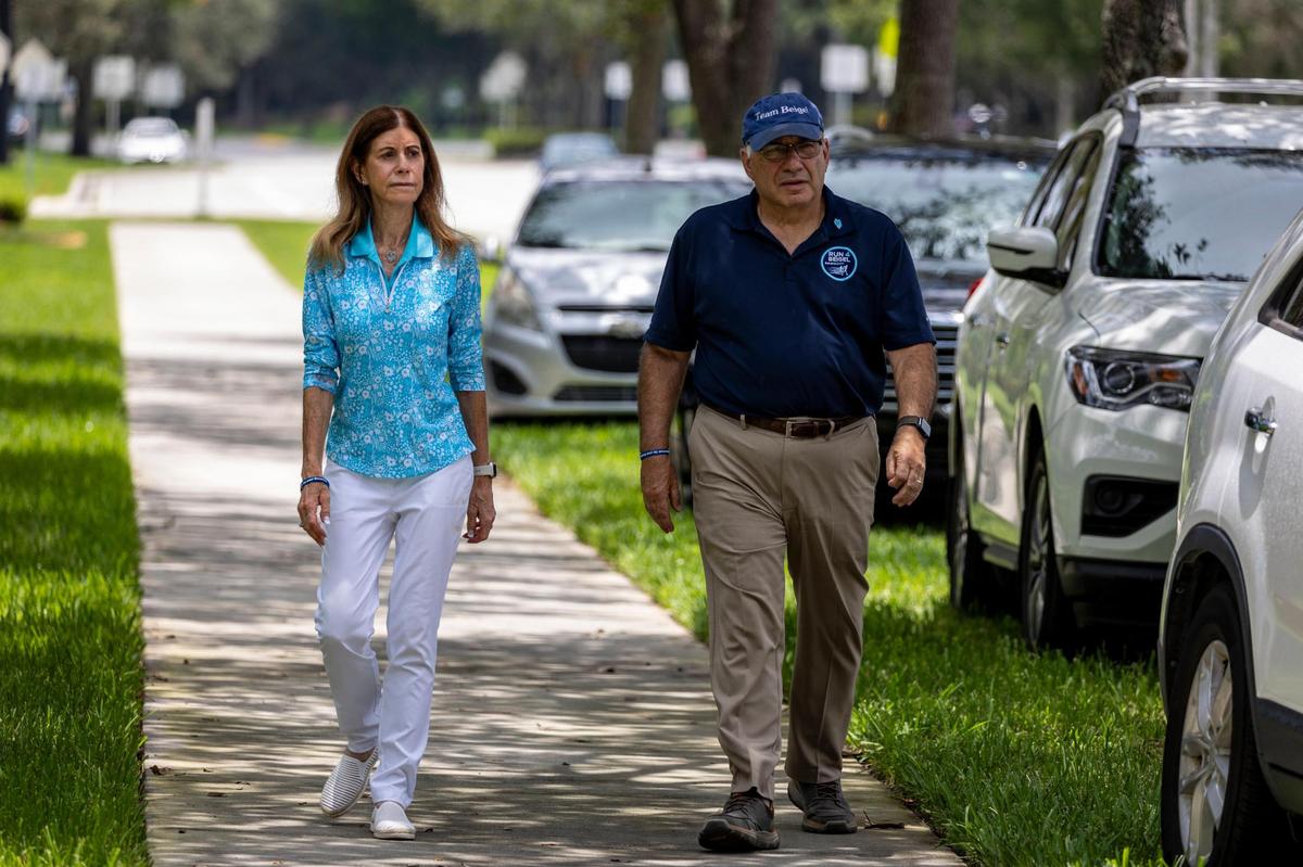 Parkland, la Florida, 5 de julio de 2023: Linda Beigel Schulman, a la izquierda, madre del profesor de geografía y entrenador de atletismo a campo traviesa Scott Beigel, quien murió en el tiroteo de 2018, y su esposo y el padrastro de Scott Beigel Michael Schulman, a la derecha, acercándose a los miembros de los medios de comunicación después de visitar el edificio de Freshman. Familiares de las víctimas del tiroteo en Marjory Stoneman Douglas High School visitaron la escena del crimen. El edificio será demolido ahora que han terminado los juicios.