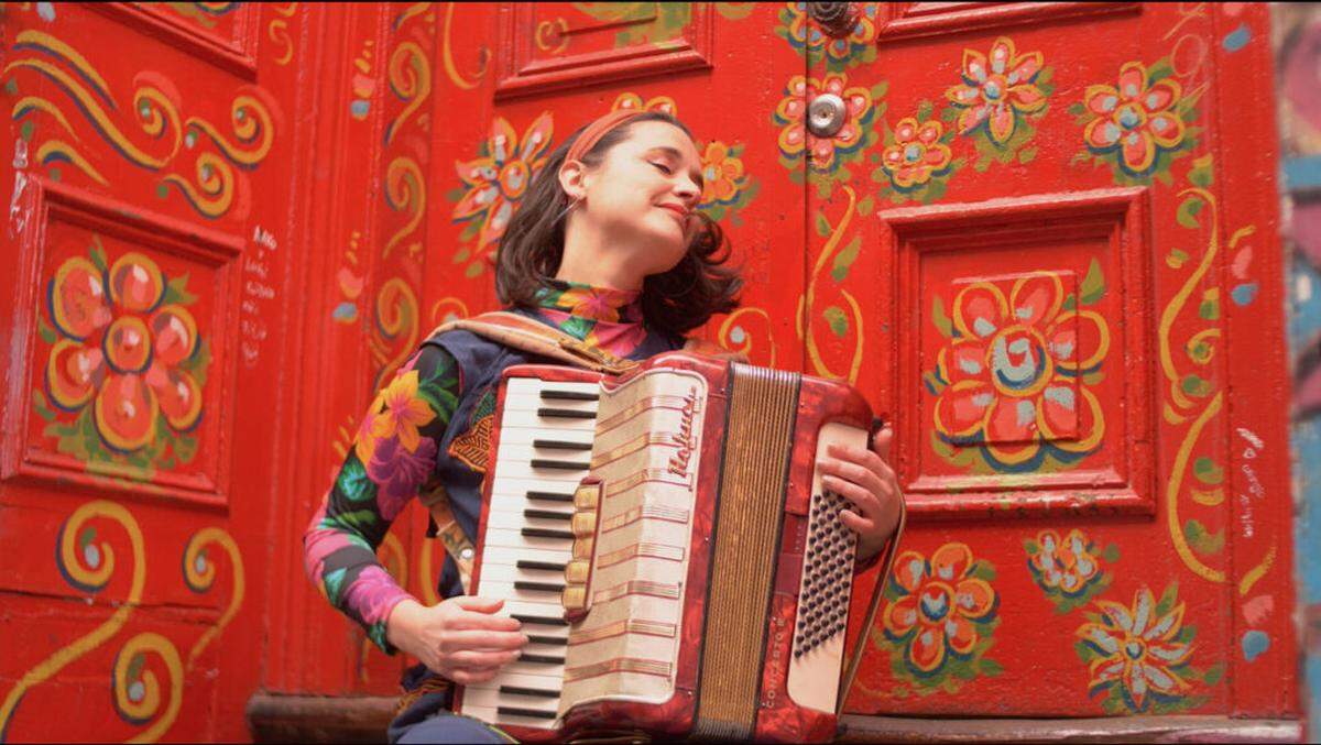 Chilean singer-songwriter Pasacuala Ilabaca brings music she calls “Poética Bailable (Danceable Poetics)” to the Miami Beach Bandshell. 