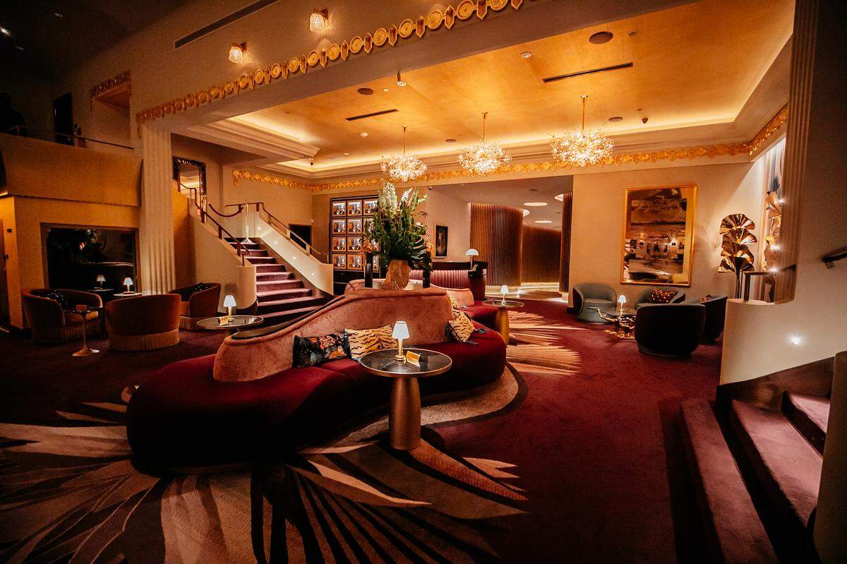 El glamuroso Salon Lounge y sus lámparas de araña Lobmyer es el lugar ideal para tomar un coctel antes o después de cenar en Queen Miami Beach.