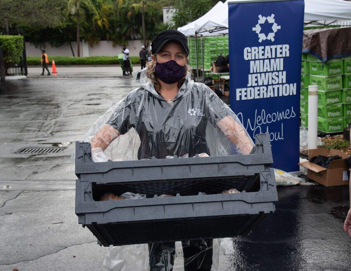 La jefa de Planificación de la Federación Judía del Gran Miami, Michelle Labgold, supervisa uno de los 26 puntos de distribución gratuita de alimentos kosher que la organización ha mantenido desde el comienzo de la pandemia.