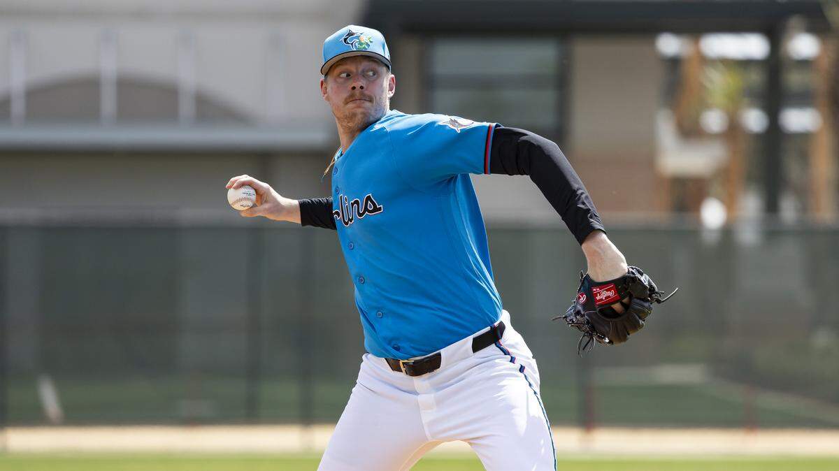 Miami Marlins pitcher Pete Fairbanks (29) pitches during the team’s first full-squad spring training workout at Roger Dean Stadium on Monday, Feb. 16, 2026, in Jupiter, Fla.