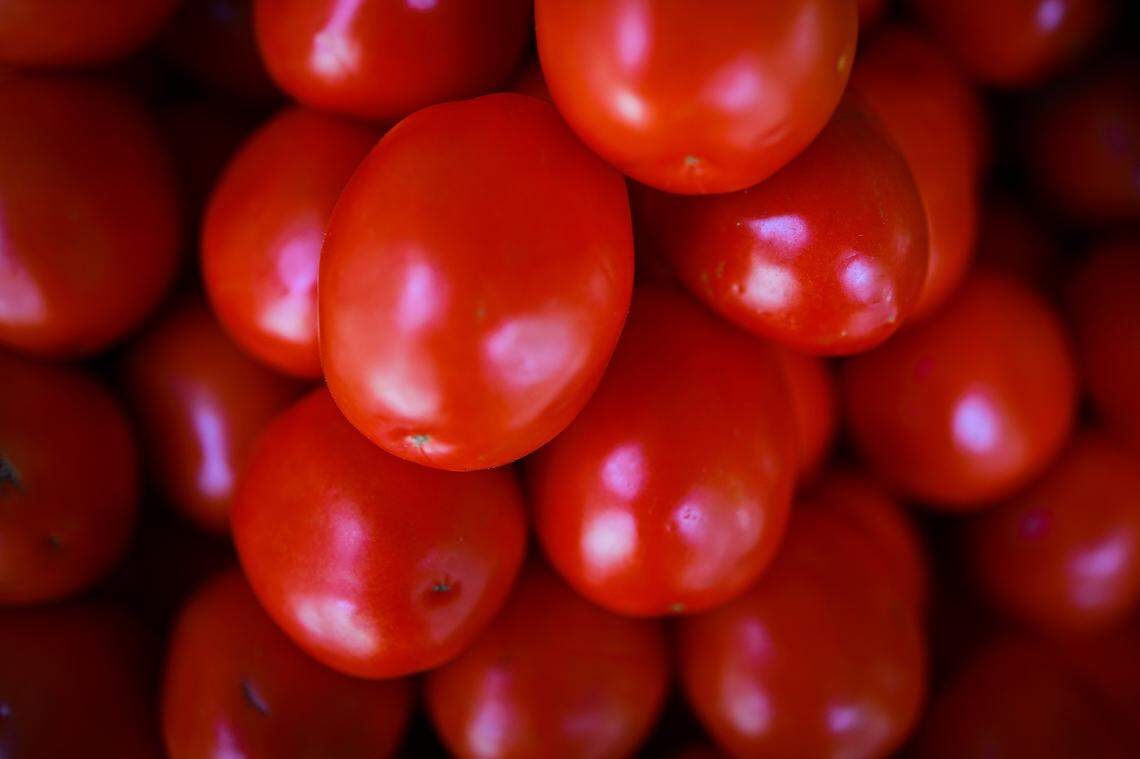 Tomatoes, watermelon, red bell peppers, shrimp and kidney beans have lycopene, a powerful antioxidant associated with a reduced rate of cancer and they help vascular health.