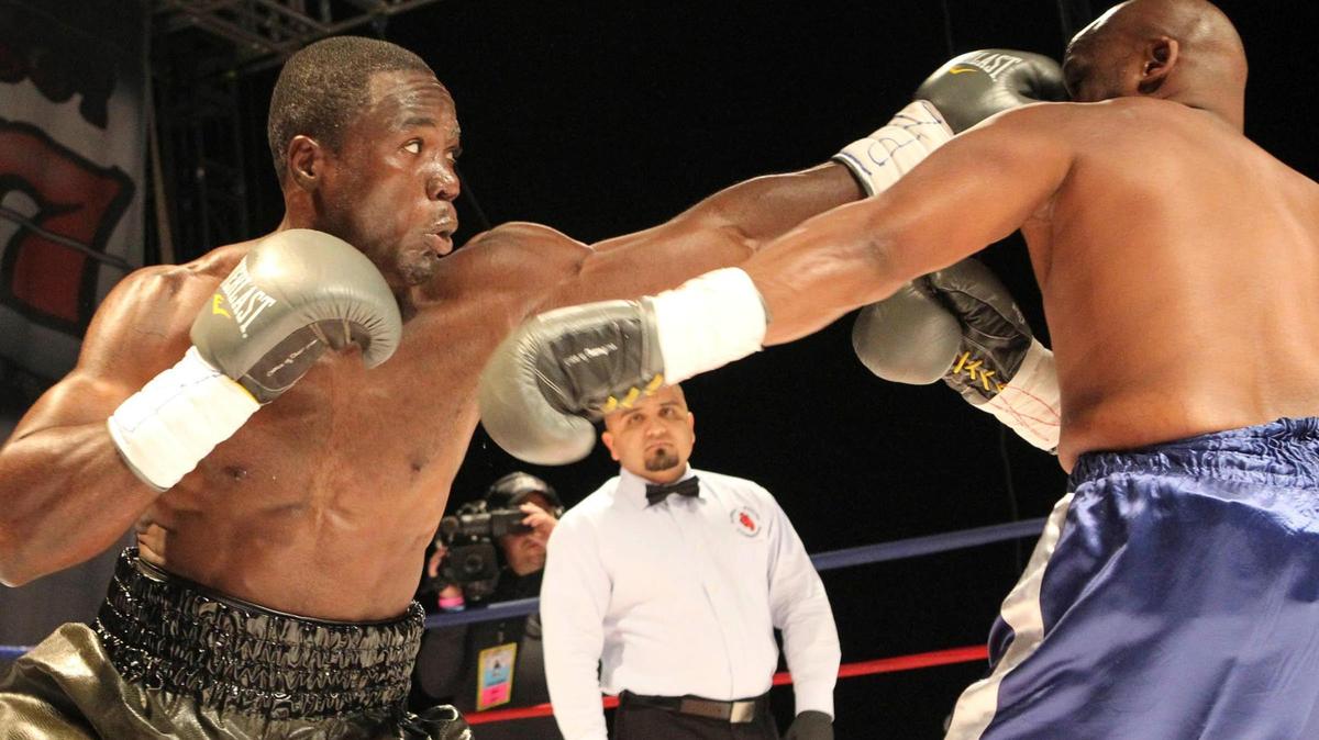 Azea Agustama (izquierda), ex boxeador haitiano, fue encarcelado el 23 de noviembre de 2022 acusado de haber amenazado con un tiroteo masivo en un gimnasio de Miami. En la foto, durante un combate de boxeo en el Magic City Casino de Miami en 2011.