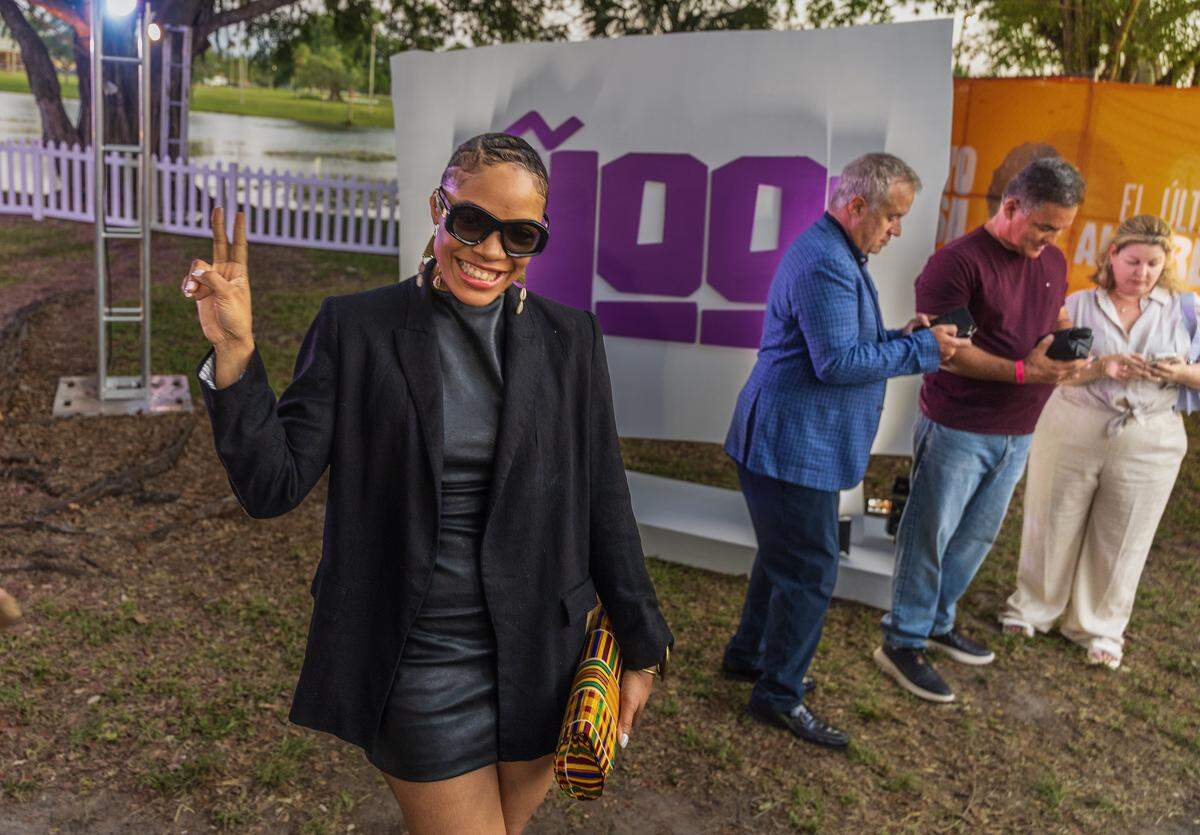Brenda Navarrete arrives at  “Muerto de Risa – El Último Show de Álvarez Guedes.”