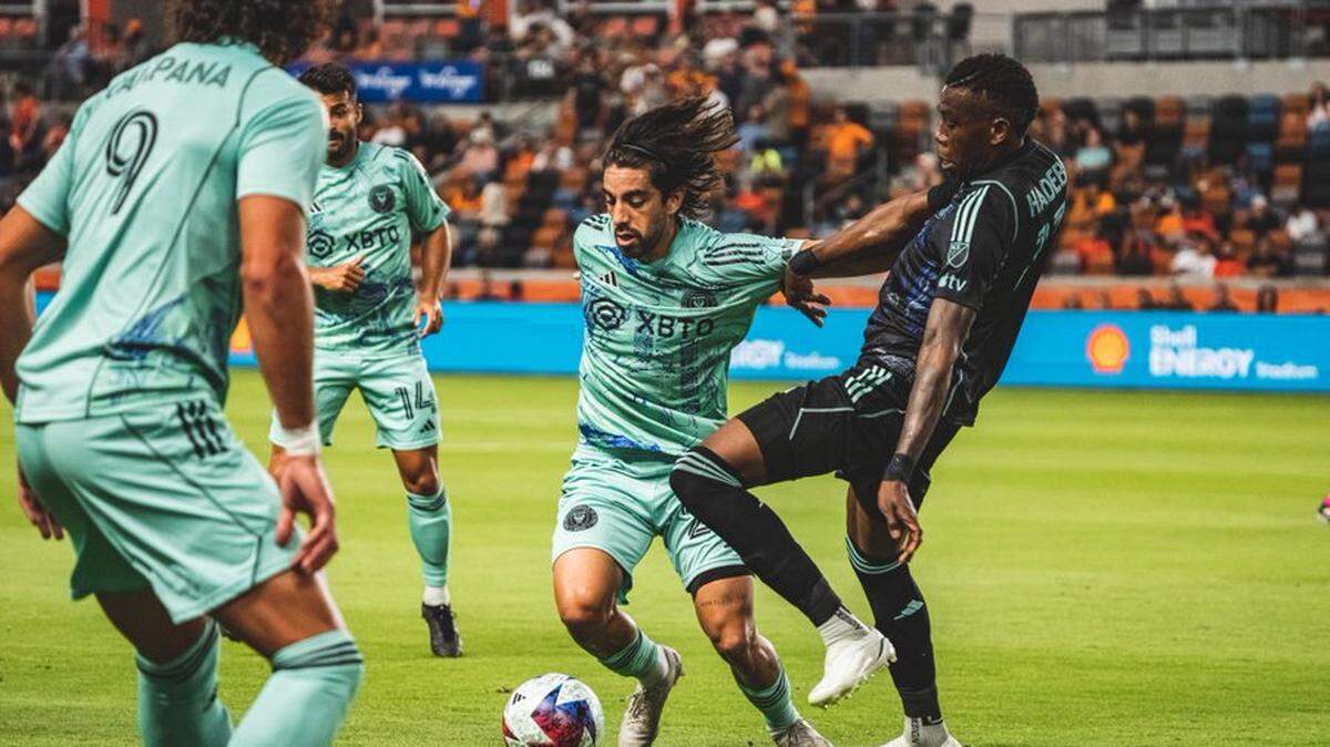 Inter Miami midfielder Rodolfo Pizarro (center) fends off a Houston Dynamo defender during a 1-0 road loss, Miami’s sixth loss in a row.
