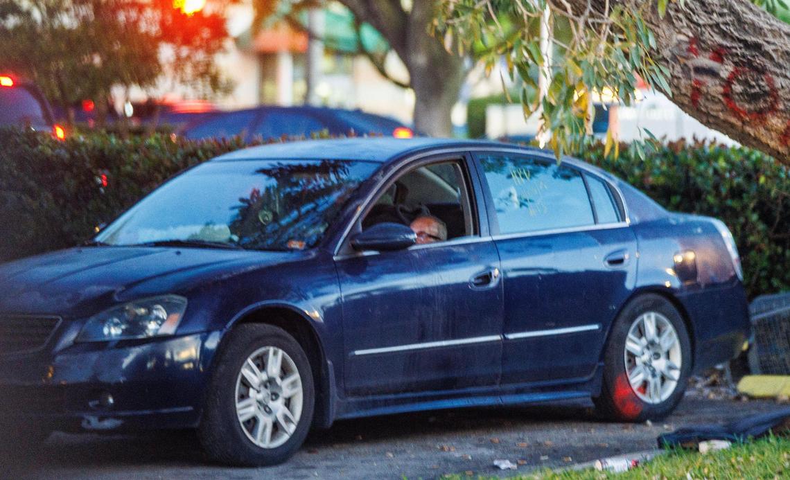Vista de un hombre que duerme en su auto temprano en la mañana en el estacionamiento de Home Depot ubicado en 1590 W 49th St, en Hialeah, ya que muchas personas se han visto obligadas a dormir en sus autos o en las calles debido al aumento de los alquileres en todo Miami. -Condado de Dade, el miércoles 14 de febrero de 2024.