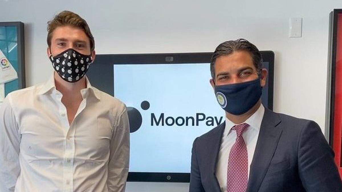 Foto tuiteada por el presidente ejecutivo de MoonPay, Iván Soto-Wright (izquierda), tras una charla Cafecito con el alcalde de Miami, Francis Suárez, en febrero de 2021.