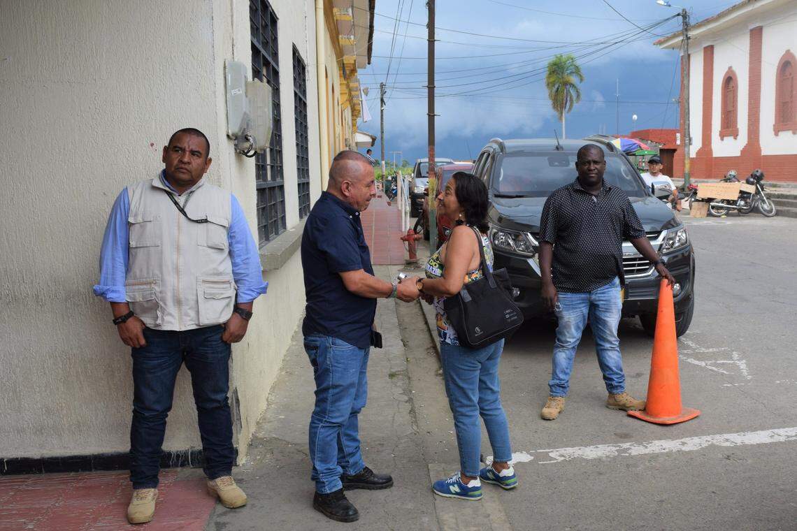 Alberto Pinto (lizq)) y Moisés López (der) son los guardaespaldas de Nilson Liz Marin (centro), un líder comunitario y defensor de los campesinos en Colombia.
