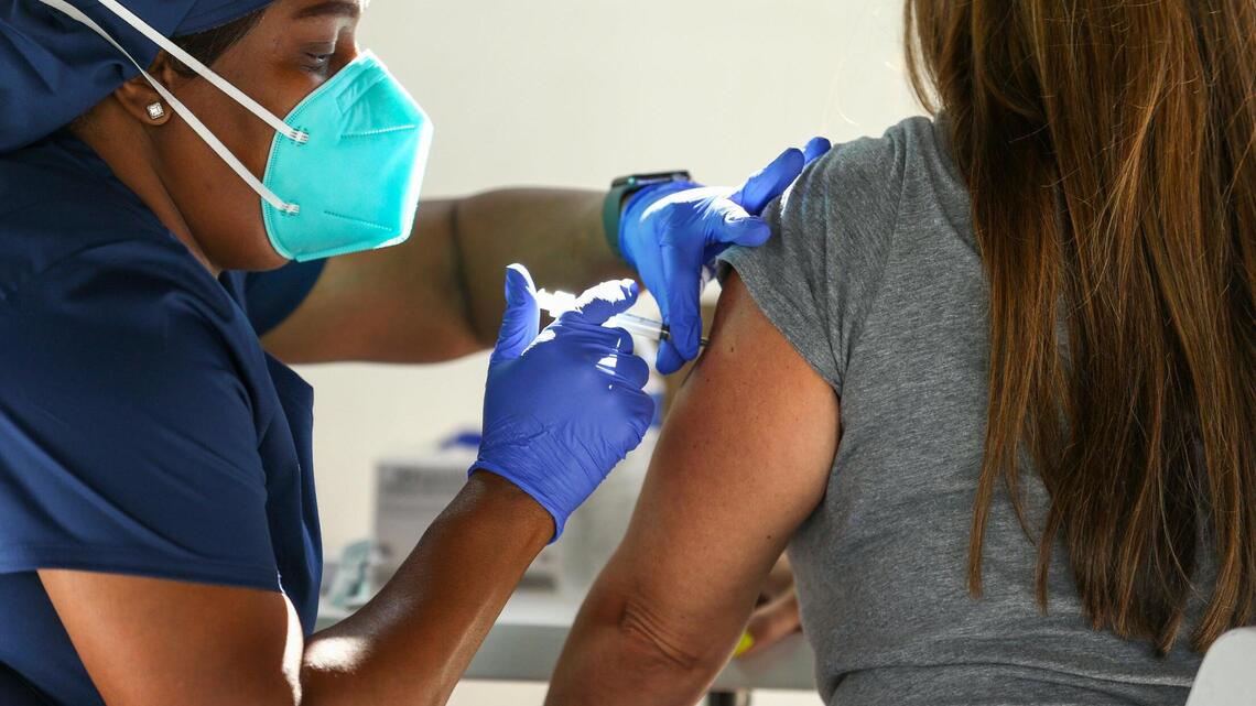 Florida dejará de administrar la vacuna Johnson & Johnson, tras advertencias de los CDC y la FDA