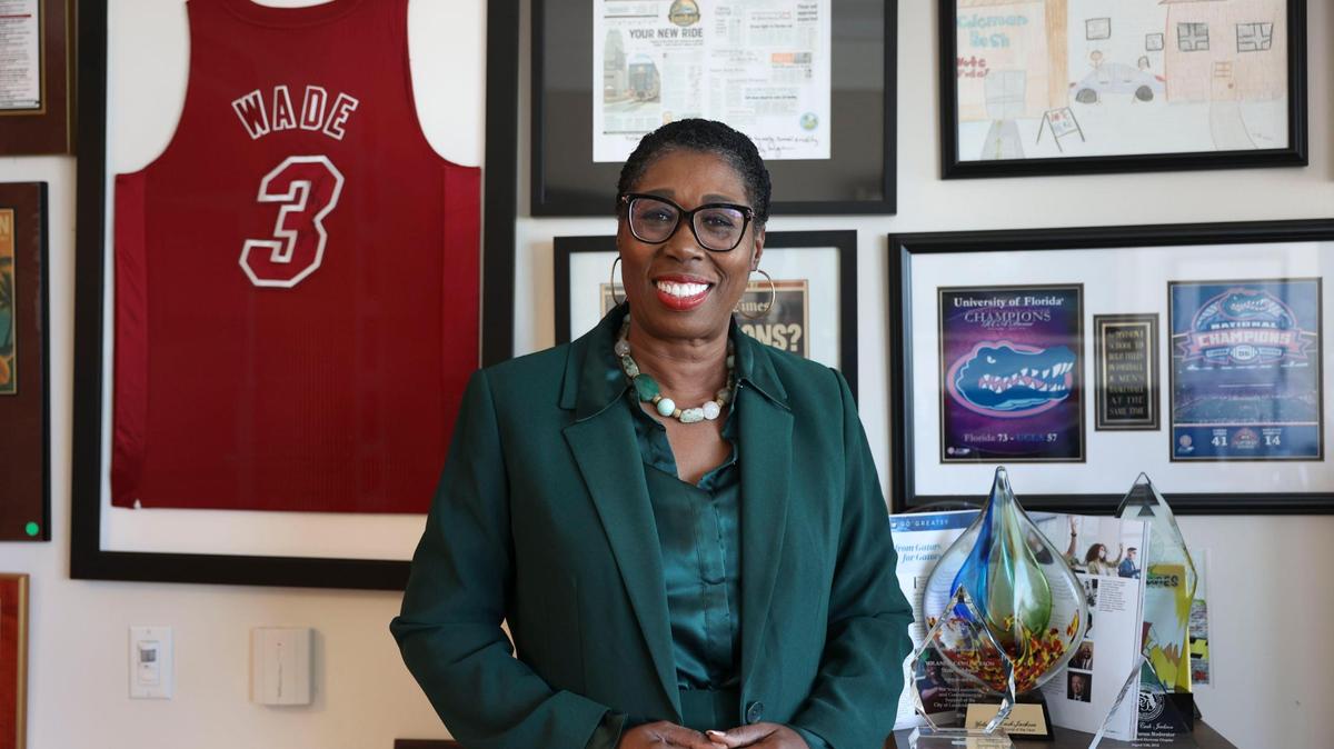 La abogada Yolanda Cash Jackson, de 64 años, que aparece aquí en su despacho de Fort Lauderdale, ha sido elegida recientemente presidenta de la junta del Miami-Dade Beacon Council. Jackson es la primera afroamericana que ocupa un puesto de liderazgo clave en el consejo, una asociación de desarrollo económico público-privado del condado.