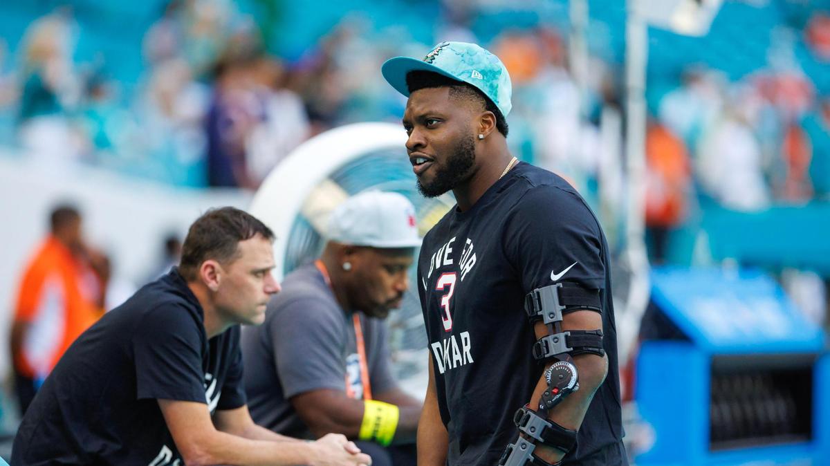 Miami Dolphins defensive end Emmanuel Ogbah (91) looks on during pregame warmups before the start of an NFL football game against the New York Jets at Hard Rock Stadium on Sunday, January 8, 2023 in Miami Gardens, Florida.