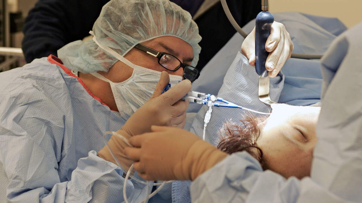 Dr. Julio F. Gallo performs a facelift at the Miami Institute for Age Management and Intervention in 2006. There are differences between a traditional facelift and a deep plane facelift.