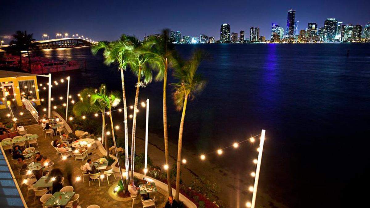 El patio exterior del Rusty Pelican, que cumple 50 este año, ofrece unas vistas espectaculares del horizonte de Miami.