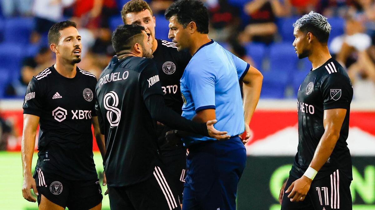 El mediocampista de Inter Miami Alejandro Pozuelo (8) recibe una tarjeta roja del árbitro Armando Villarreal durante la primera mitad del partido de la Major League Soccer entre New York Red Bulls e Inter Miami el 27 de agosto de 2022 en Red Bull Arena en Harrison, Nueva Jersey.
