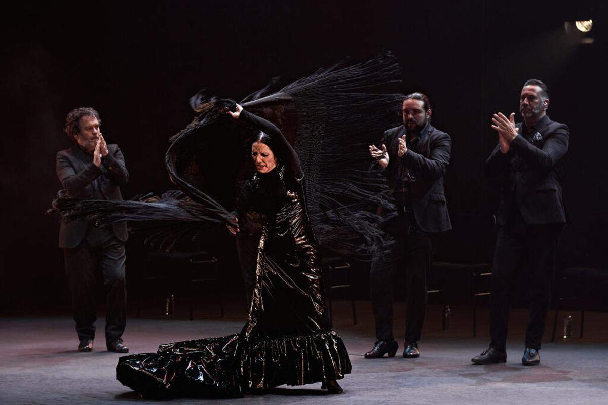 Eva Yerbabuena says that “Yerbagüena (Oscuro Brillante)” is “an exploration of light and darkness, rigidity and flaccidity, that is, everything that is opposite.”