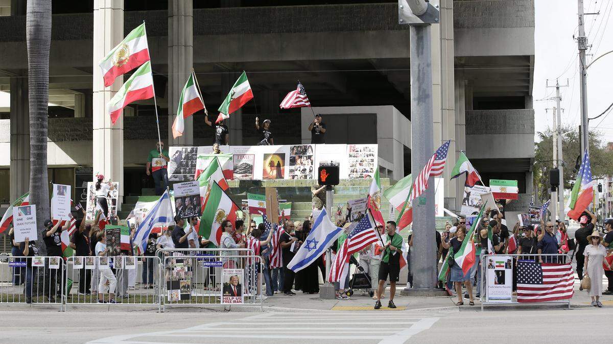 Iranian Americans demonstrate their support for U.S. and Israel actions in Iran and condemn the Iranian regime during the Rally for Liberation on Sunday, March 8, 2026 in Fort Lauderdale . Andrew Uloza / for Miami Herald