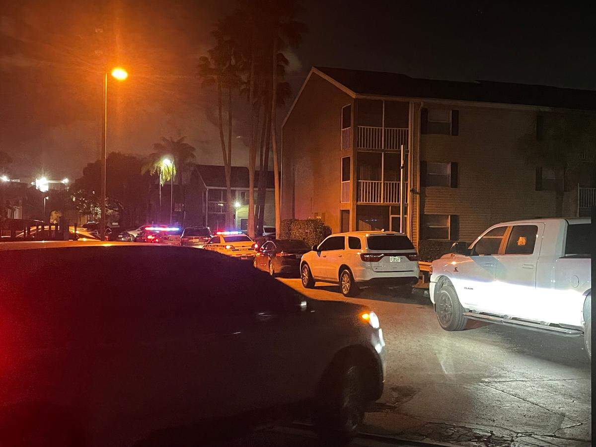 Unidades de policía acudieron al lugar del tiroteo el martes por la noche.
