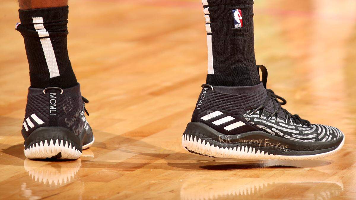 Justise Winslow wrote “RIP Sammy Farkas” on his shoes Thursday to honor a teen who died in Miami Beach on Tuesday.