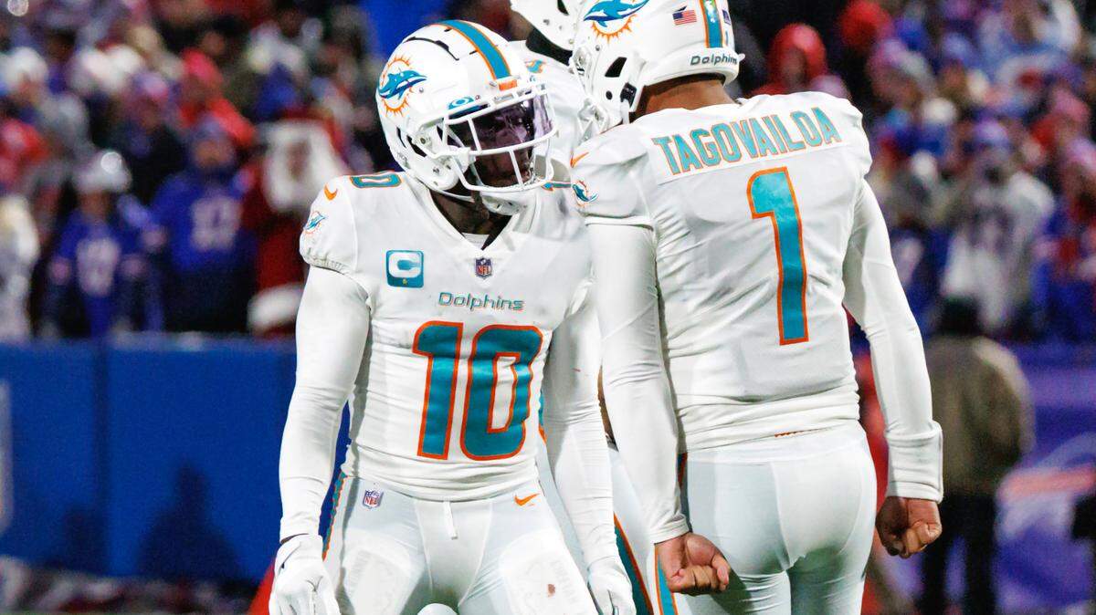 El wide receiver de los Dolphins, Tyreek Hill (10) y el quarterback Tua Tagovailoa (1) celebran un touchdown contra los Bills en Buffalo, el 17 de diciembre de 2022.