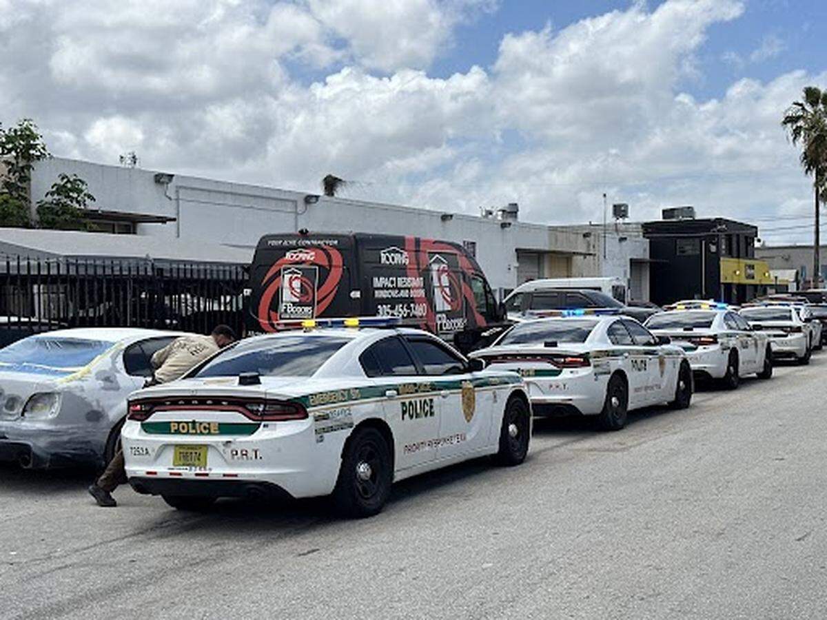 Patrullas policiales llegan a la calle 42 del suroeste y la avenida 73, el jueves 24 de abril de 2025.