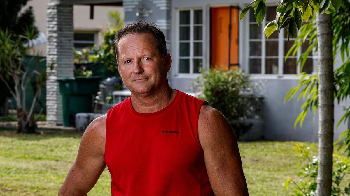 Dave Hart vive en un vecindario de Biscayne Shores propenso a las inundaciones. Hart y los vecinos de la zona están luchando contra una propuesta para derribar casas y sustituirlas por un edificio residencial. Los habitantes alegaron que empeorará las inundaciones al pavimentar el terreno al este de Biscayne Boulevard NE 108 Street en Miami, en una imagen del 26 de abril de 2023.