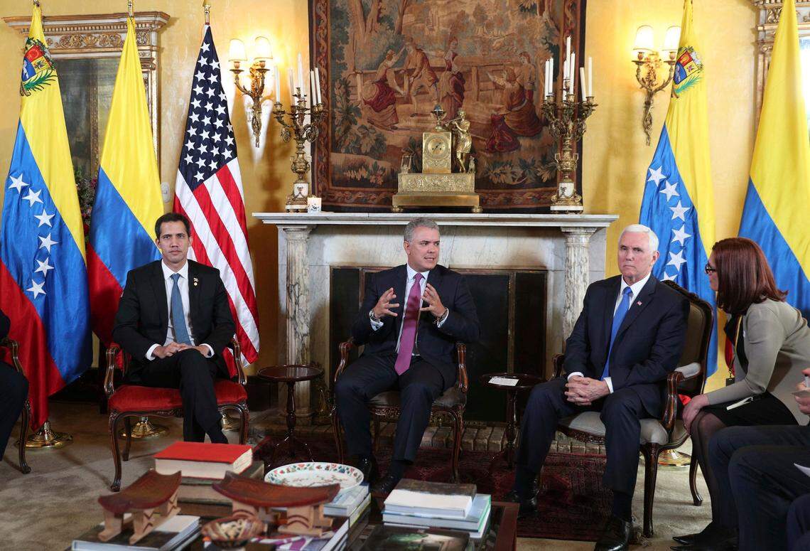 Iván Duque (centro), presidente de Colombia, flanqueado por el presidente interino de Venezuela, Juan Guaidó (izquierda) y el vicepresidente estadounidense Mike Pence, en el Ministerio de Relaciones Exteriores de Colombia, en una imagen del lunes 24 de febrero del 2019.