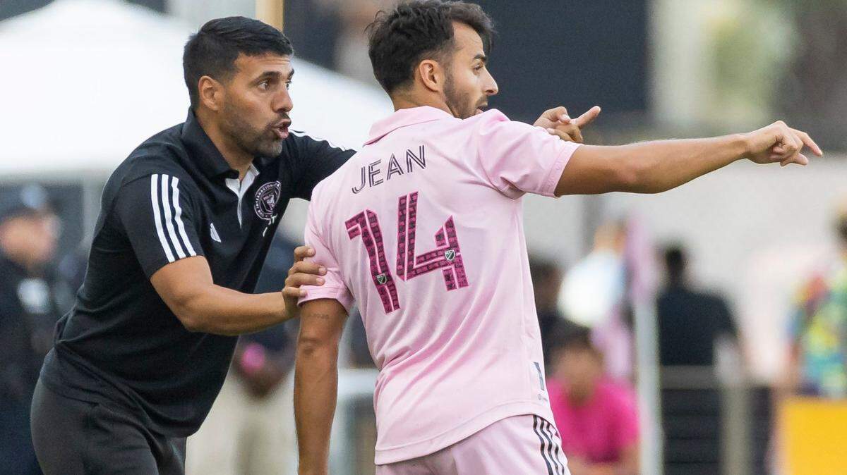 El entrenador interino del Inter Miami, Javier Morales, habla con el delantero Corentin Jean en el partido contra D.C. United, el 3 de junio de 2023 en el DRV PNK en Fort Lauderdale, Florida.
