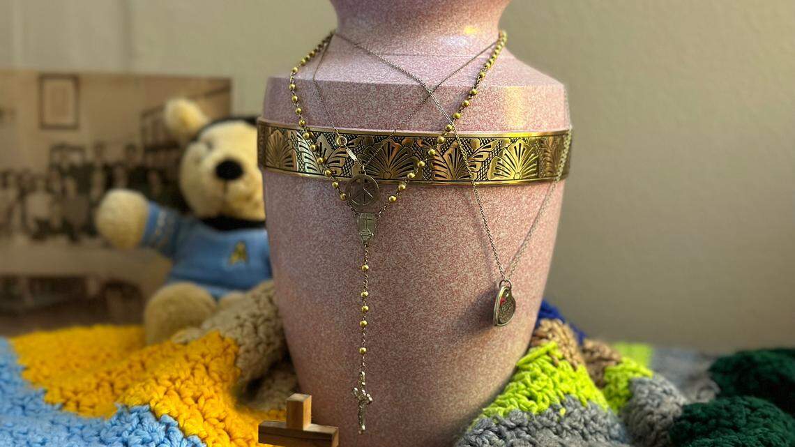 An image of an urn used to hold cremated human remains.