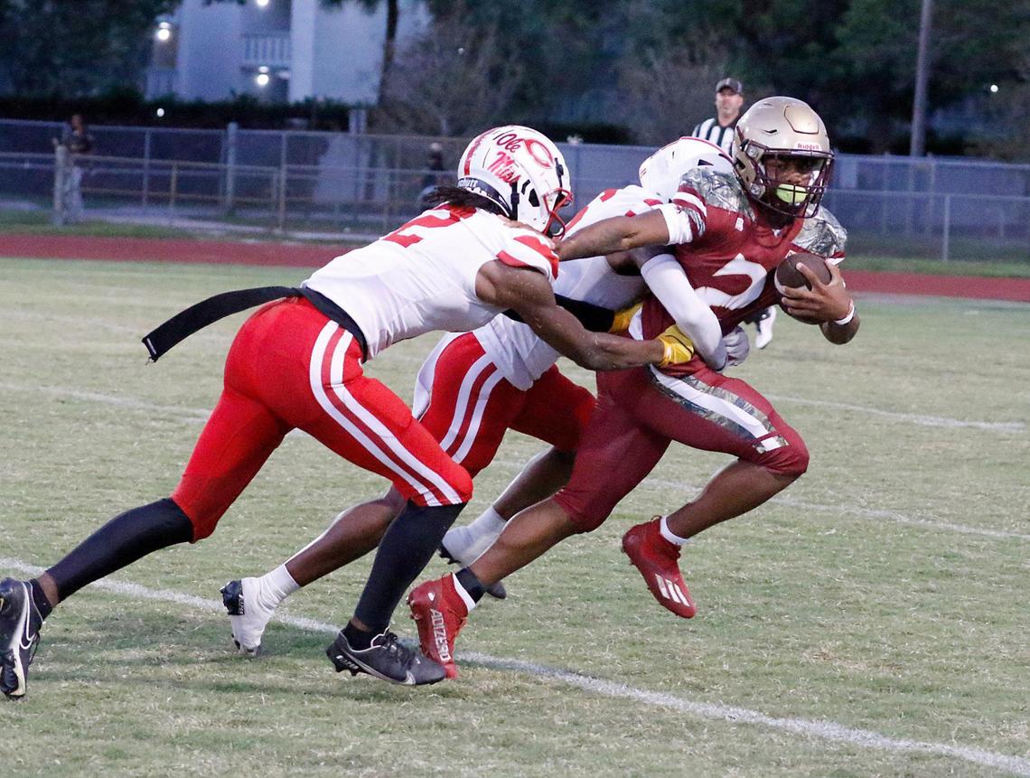 Coconut Creek Cougars running back Elijah Cannon (2) runs the ball against Plantation Colonels during the football game on Thursday, September 4, 2023 at Coconut Creek HS in Coconut Creek. Andrew Uloza / for Miami Herald