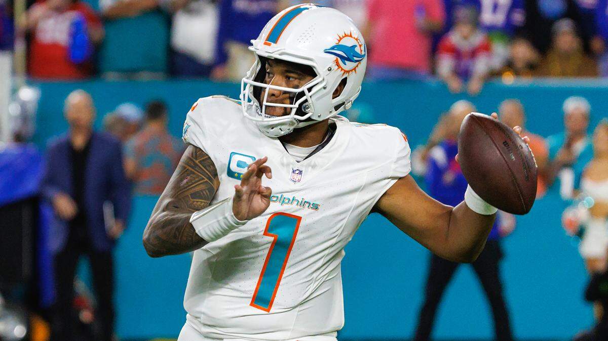 El quarterback de los Dolphins, Tua Tagovailoa, pasa el ovoide contra los Buffalo Bills, en el partido celebrado el 7 de enero de 2024 en el Hard Rock Stadium, en Miami Gardens, Florida.