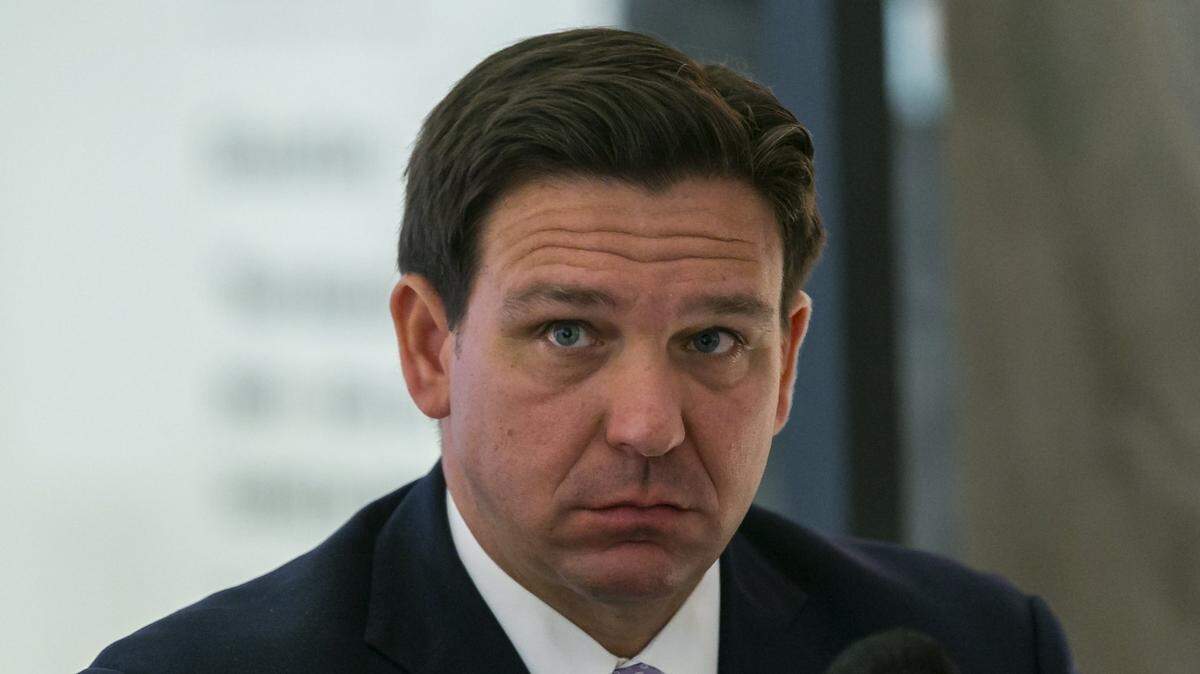 El gobernador Ron DeSantis asiste a una mesa redonda en el American Museum of the Cuban Diaspora en Coral Way de Miami el 7 de febrero de 2022.
