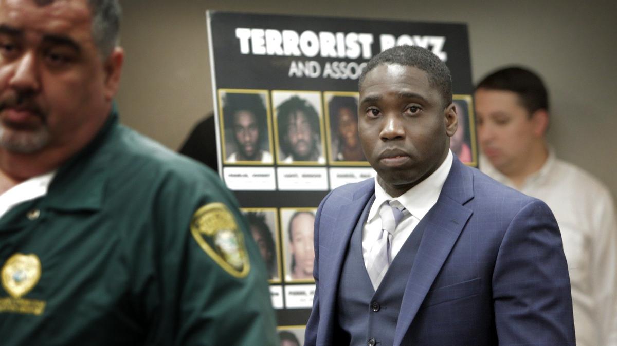 El acusado Benson Cadet entra en la sala del tribunal el 24 de junio de 2019, en su juicio en Miami por varios cargos de homicidio. Cadet, de 36 años, enfrenta cuatro cargos de homicidio y es el segundo supuesto miembro de la pandilla de North Miami Terrorist Boyz que va a juicio.
