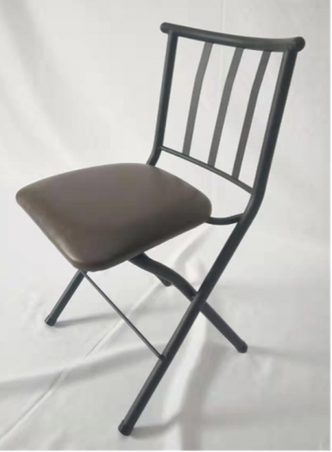 Mainstay chair in vinyl