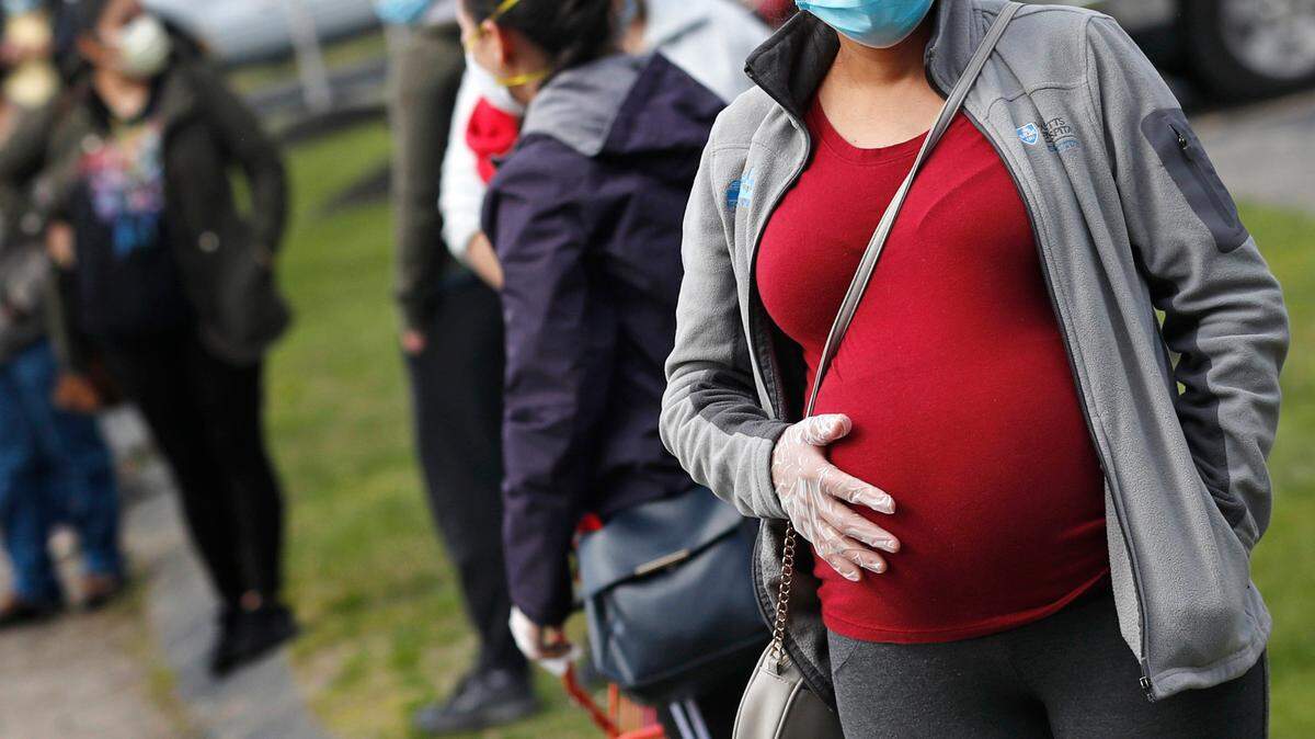 Pregnant and breastfeeding women gain antibodies after vaccination and can pass them to babies via breast milk and the placenta.