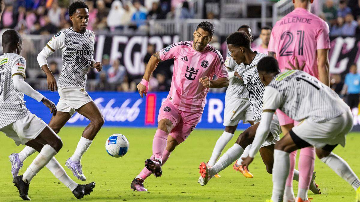 Inter Miami forward Luis Suárez (9) passes the ball as Cavalier FC defender Richard King (5) and defends in the first half of their Concacaf Champions Cup match at Chase Stadium on Thursday, March 6, 2025, in Fort Lauderdale, Fla.