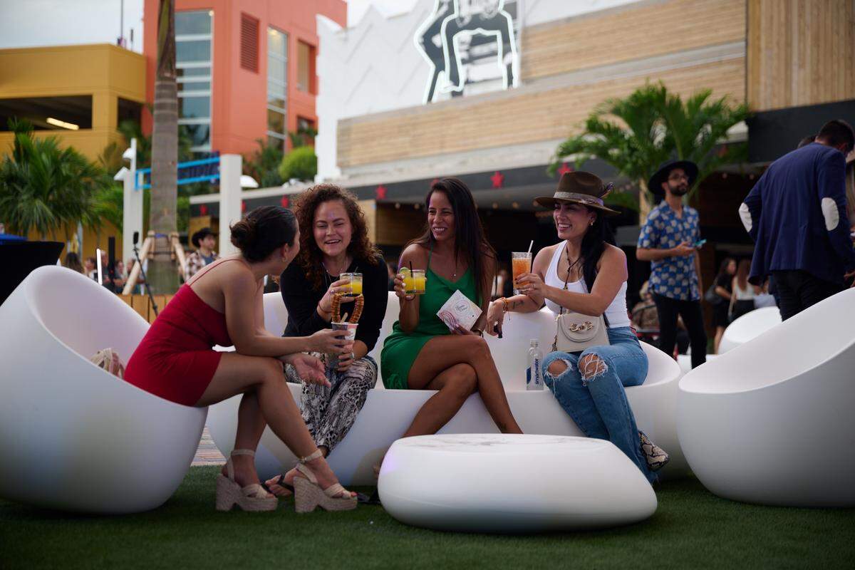 Los clientes pueden tomar algo en Vivo! Plaza de Dolphin Mall, que cuenta con tres bares y un Sergio's.
