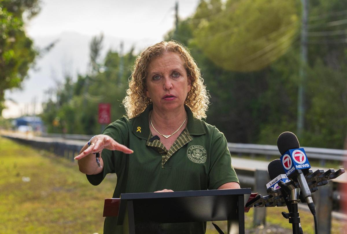 La legisladora Debbie Wasserman Schultz, demócrata de Broward, habla con los medios después de visitar el Centro de Procesamiento de Servicios Krome North en el suroeste del condado de Miami-Dade el jueves 29 de mayo de 2025.