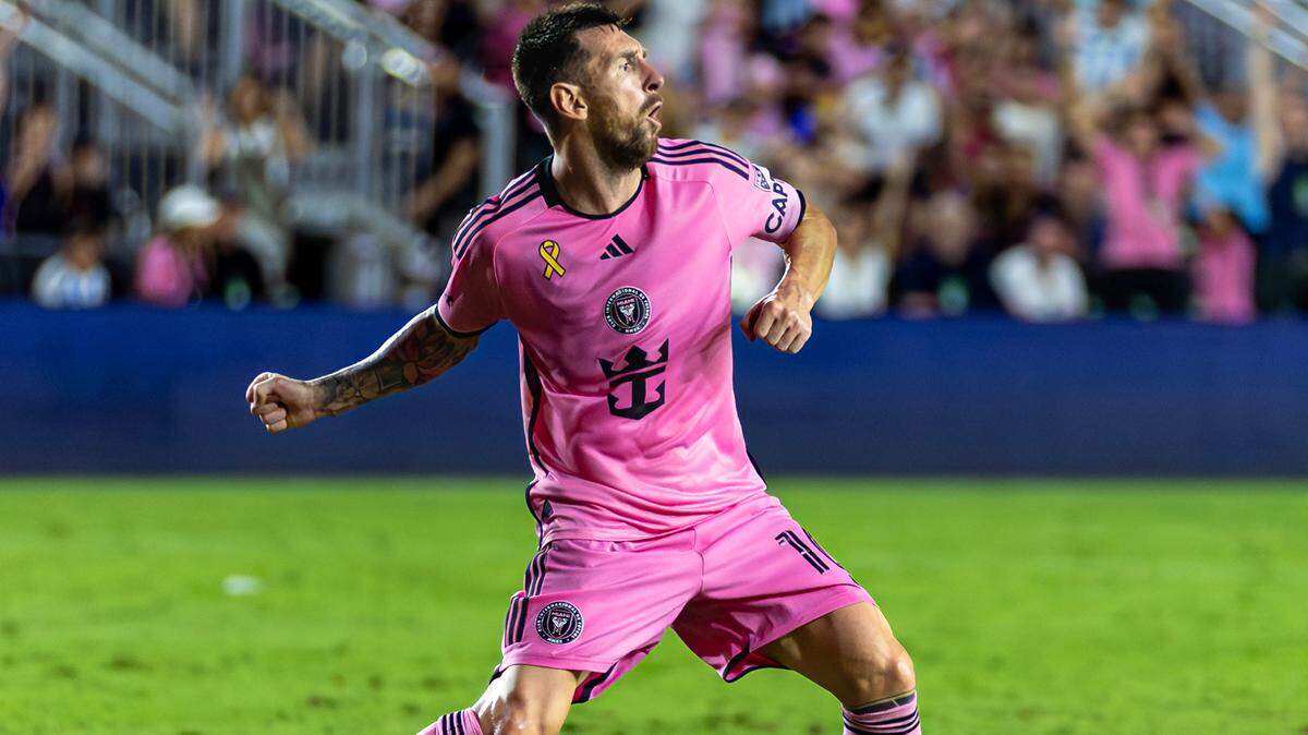 El delantero del Inter Miami Lionel Messi celebra tras anotar un gol en la segunda mitad del partido de la MLS contra Charlotte FC, celebrado el 28 de septiembre de 2024 en el Chase Stadium en Fort Lauderdale, Florida.