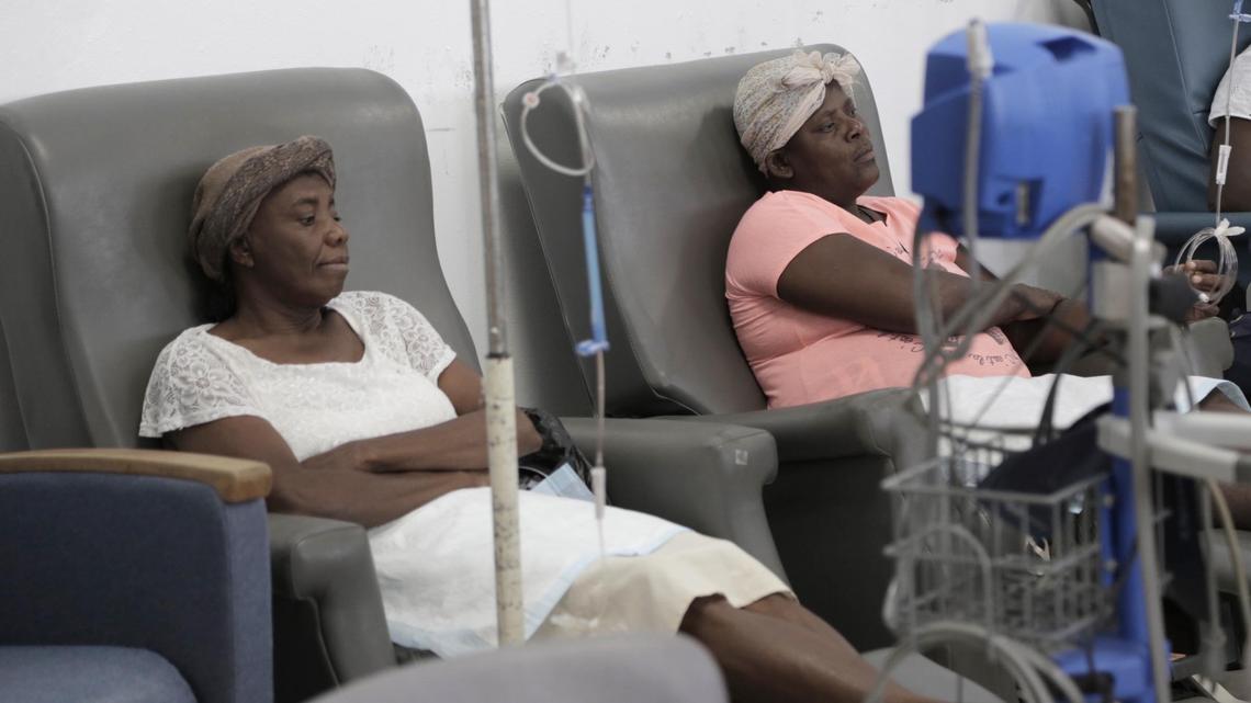 Dans la salle de chimiothérapie de l’Hôpital Universitaire de Mirebalais, Paula Paul (à droite), et Feonia Licin (à gauche) attendent patiemment que les infirmières les préparent à recevoir leurs traitements de chimiothérapie respectifs.