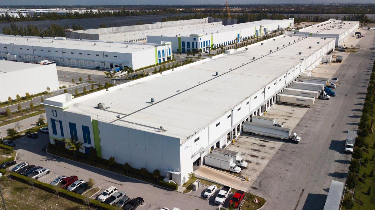 La Iglesia LDS pagó $174.3 millones por cuatro almacenes en Beacon Logistics Park (en la foto de arriba), en Hialeah.