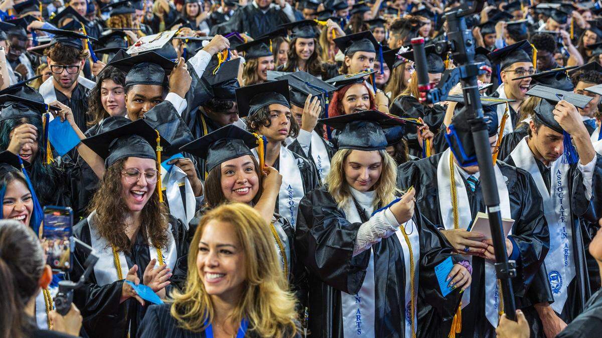 EN ABRIL, los estudiantes de Miami Dade College celebran durante las ceremonias de graduación en LoanDepot Park. La presidenta de MDC dice que hay un cambio profundo en la educación superior.