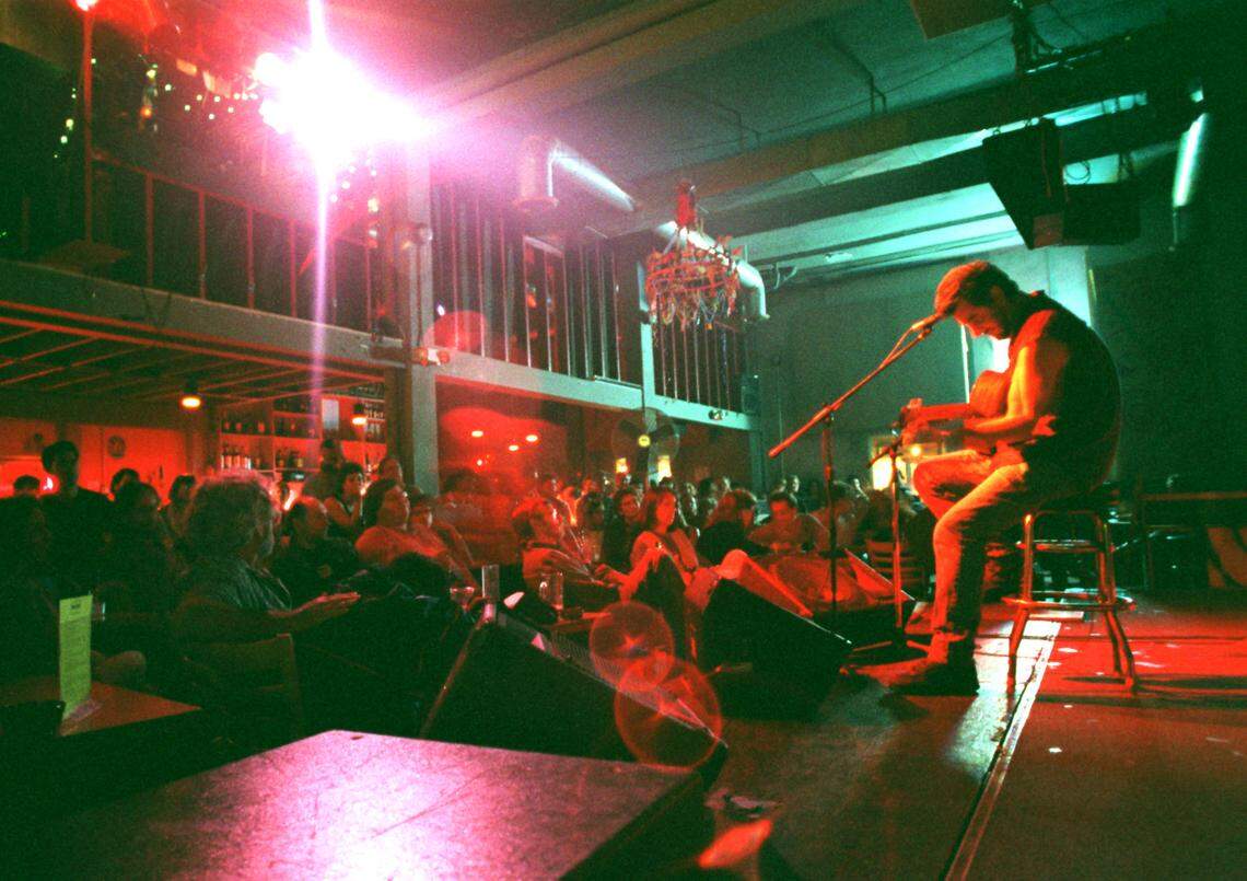 4/1/95 -- Photo by DAVID BERGMAN/Herald Staff -- Greg Brown performs in front a a packed house at the Stephen’s Talkhouse on Miami Beach. The club, one of the few where live acts still perform, is closing on 4/16. For ARTS story by Fernando Gonzalez.