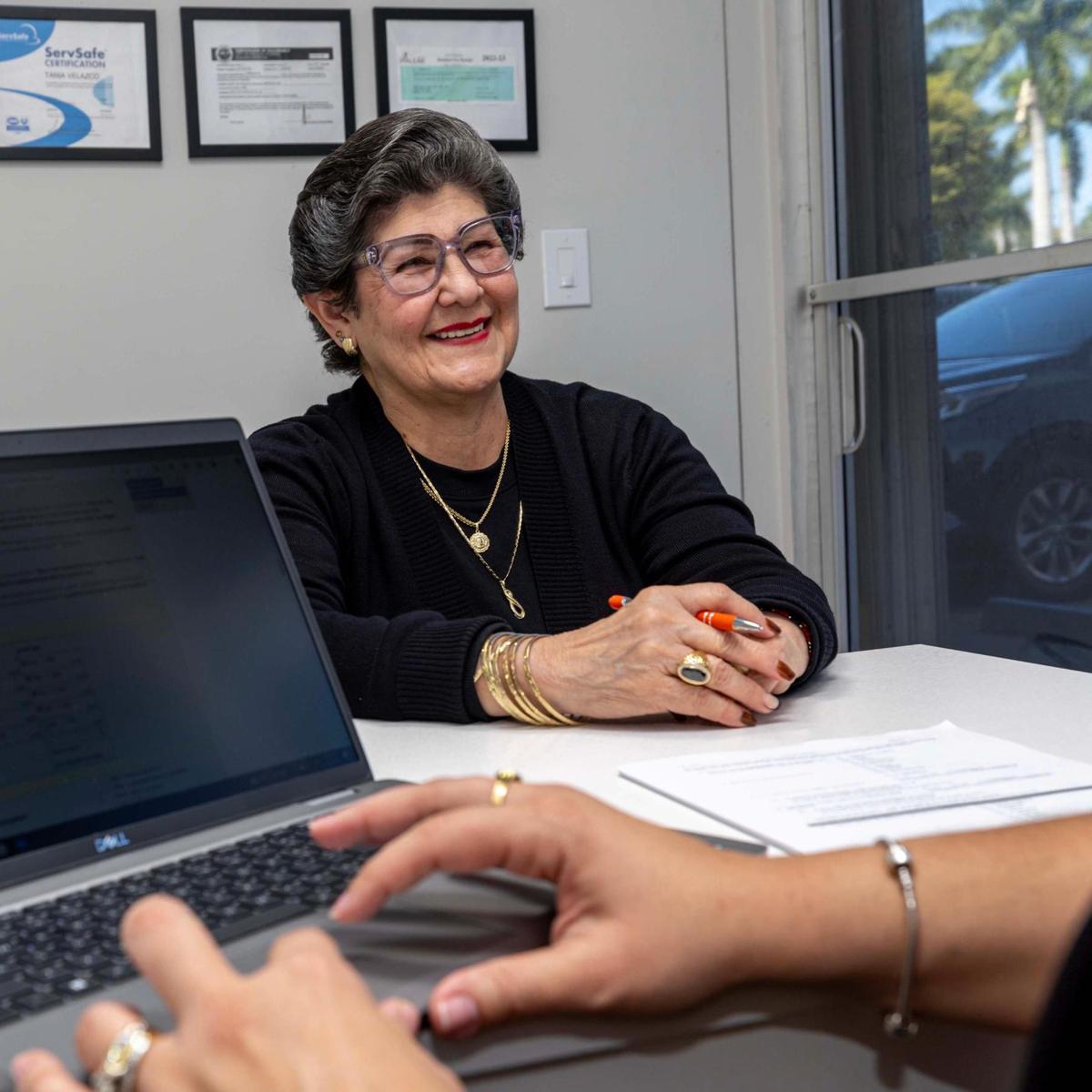 Irma Mendoza, participante del estudio sobre el Alzheimer, responde preguntas durante un evento de extensión comunitaria para el Instituto John P. Hussman de Genómica Humana, donde los investigadores de la UM realizaron pruebas, inscribieron a nuevos participantes y llevaron muestras genéticas a un nuevo biorrepositorio que se inauguró en el campus de UHealth, en Hora Feliz Adult Day Care, el jueves 16 de enero de 2025, en Hialeah, Florida.
